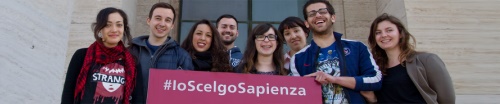 Immagine studenti con cartello #ioscelgosapienza