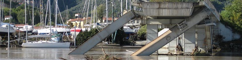 immagine ponte crollato su un fiume