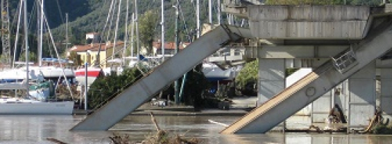 immagine ponte crollato su un fiume